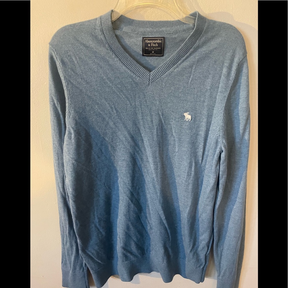 Men’s Abercrombie & Fitch v-neck sweater. Size M